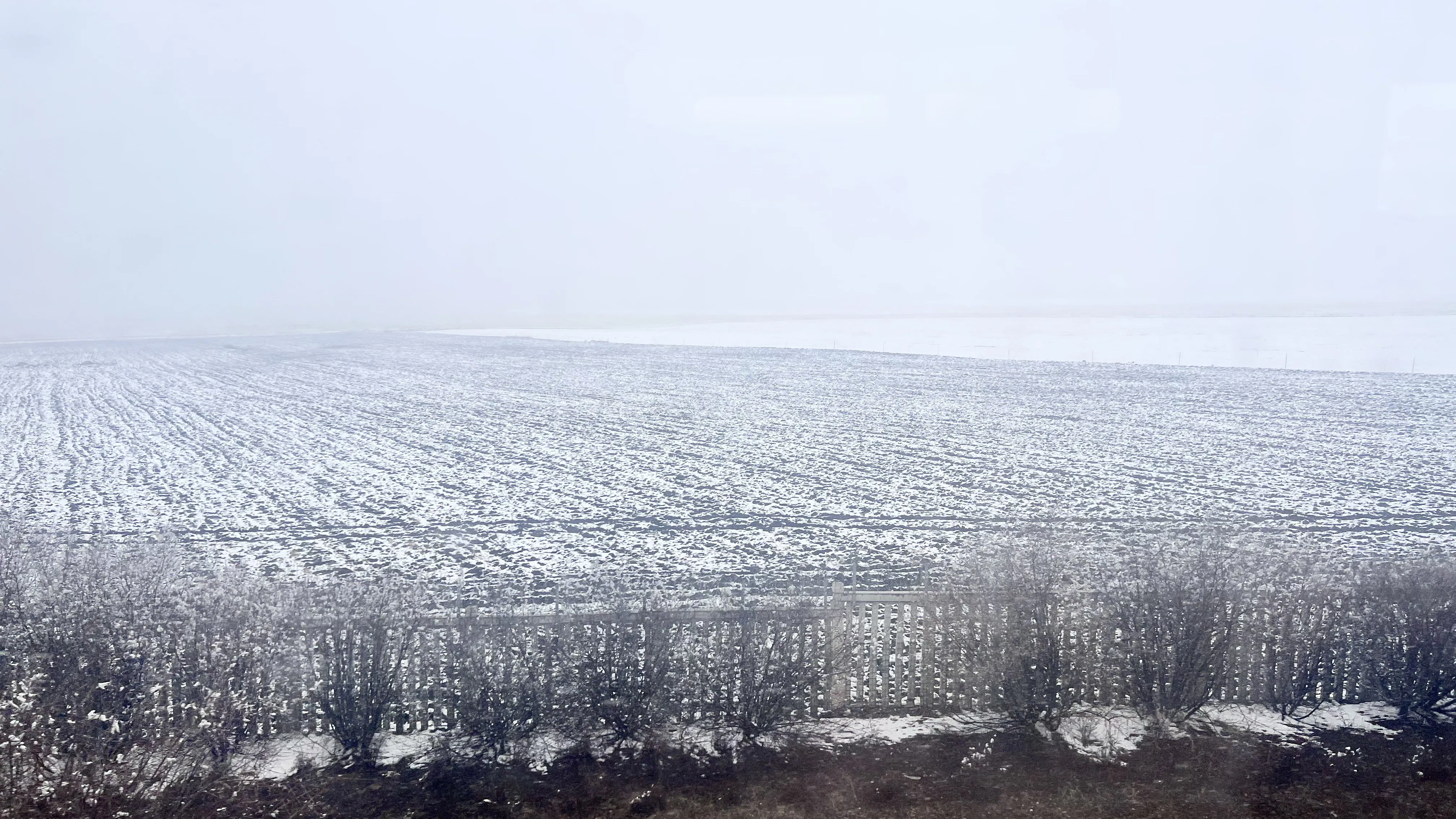 高铁雪景